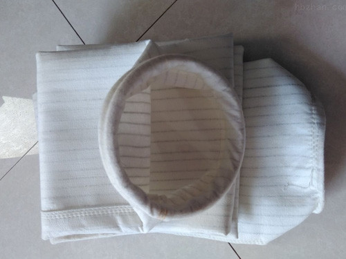 山東(dong)覆膜滌綸(lun)針刺氈除(chu)塵布袋